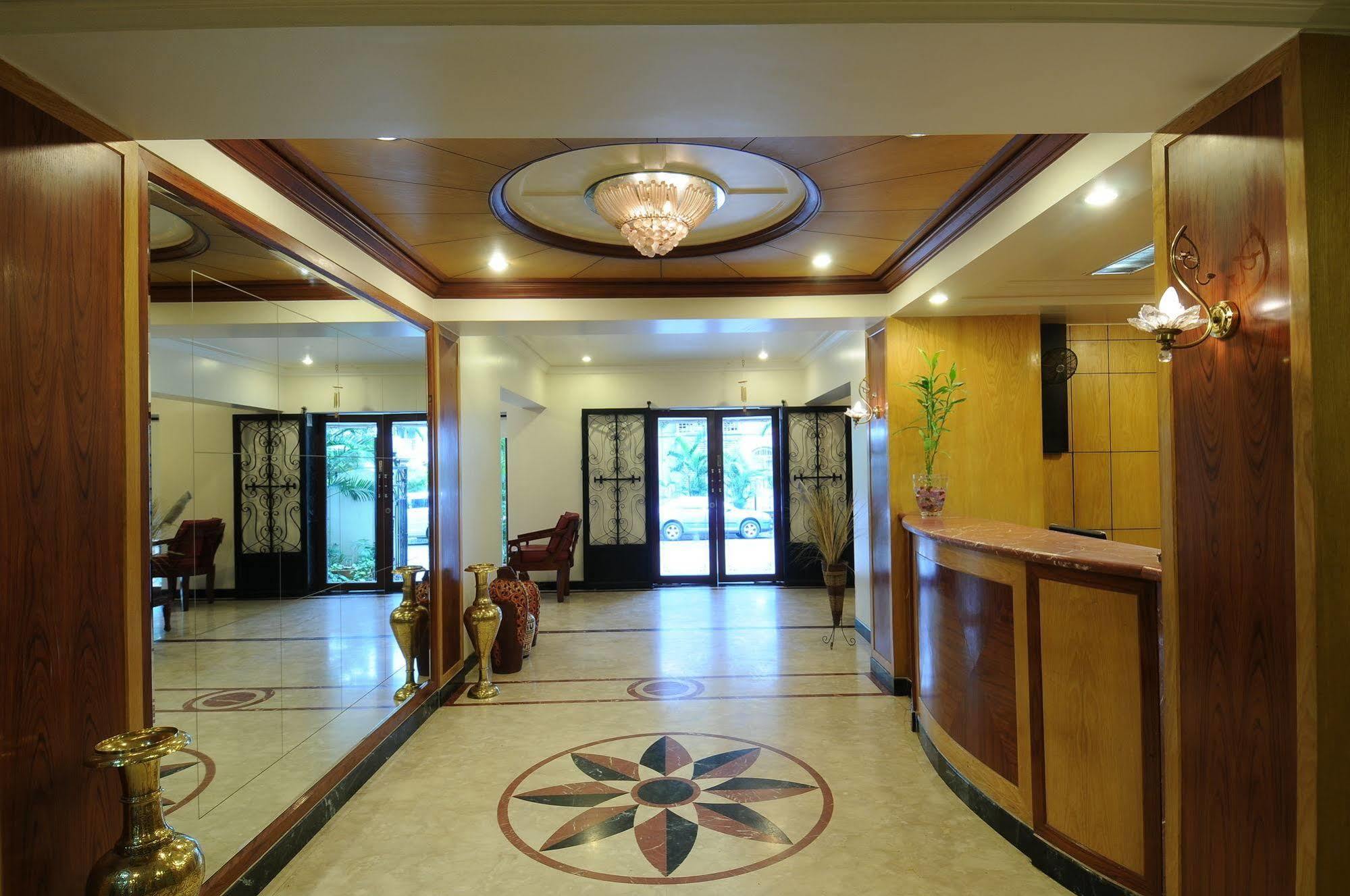 Hotel Crystal Bombay Exterior foto
